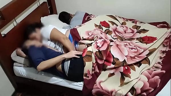 Fui ala casa de mi mejor amigo a celebrar una fiesta luego me toca quedar en su casa termino follandome a su esposa en su misma cama una locura esa noche